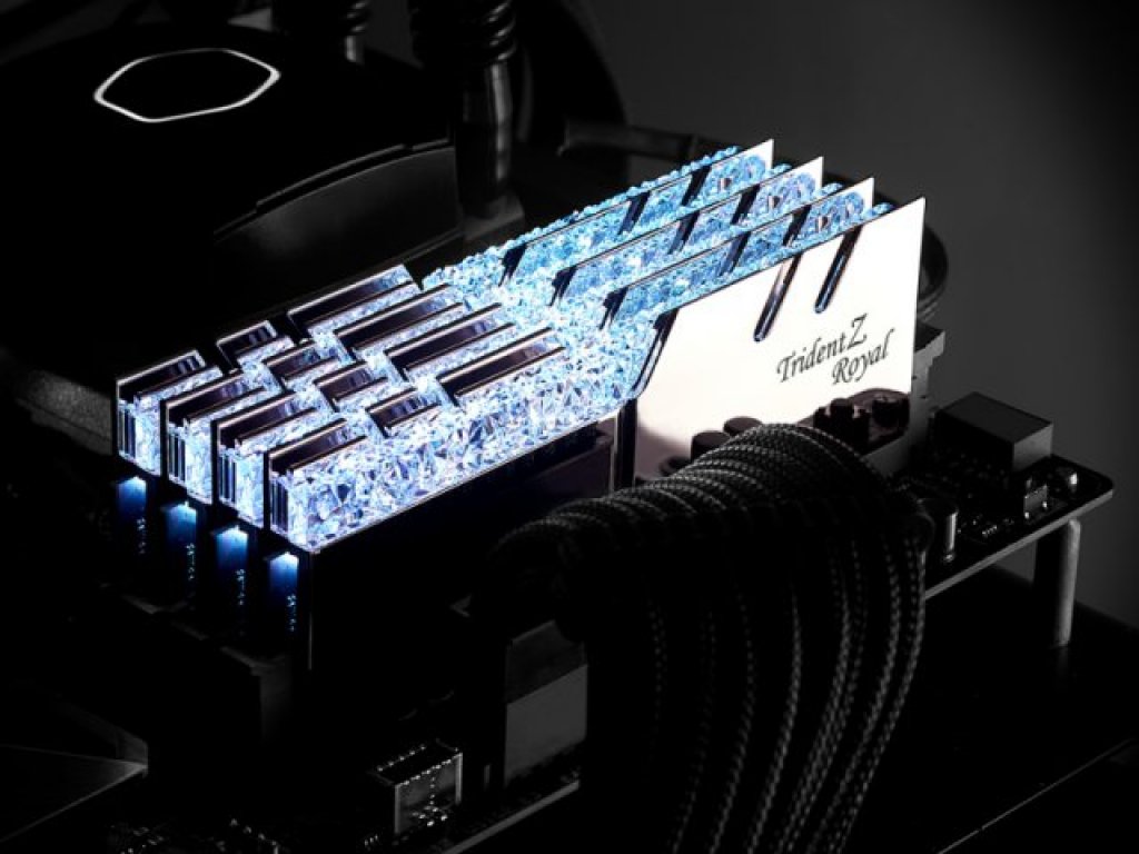 G.Skill F4-3600C17Q-32GTRS Trident Z Royal 288pin DDR4-3600 CL17