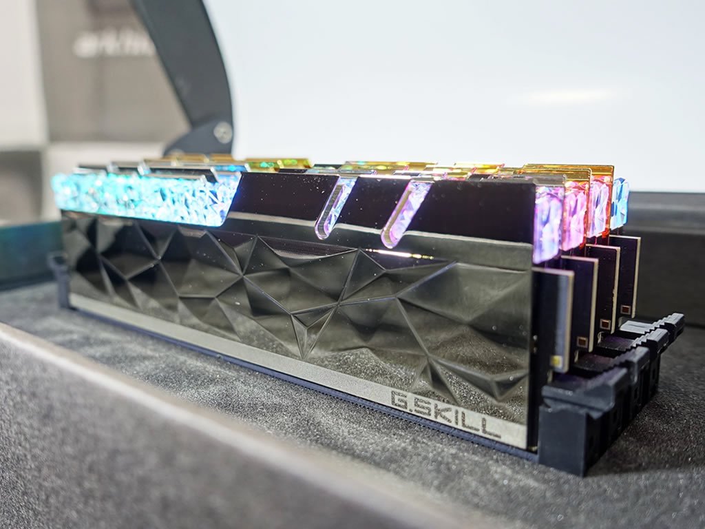 G.Skill F4-4000C18D-64GTES Trident Z Royal Elite 288pin DDR4-4000