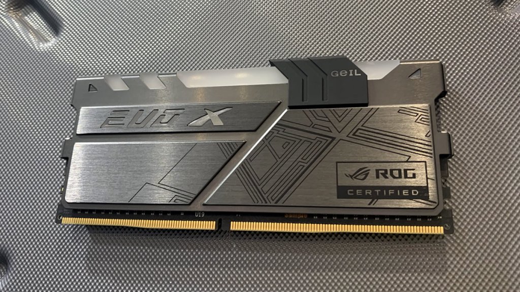 エボいメモリー、AMD Ryzen対応やROG認証をうたうアドレサブルRGB発光