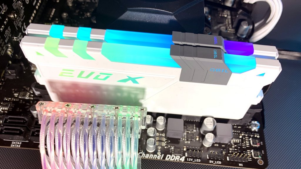 エボいメモリー、AMD Ryzen対応やROG認証をうたうアドレサブルRGB発光