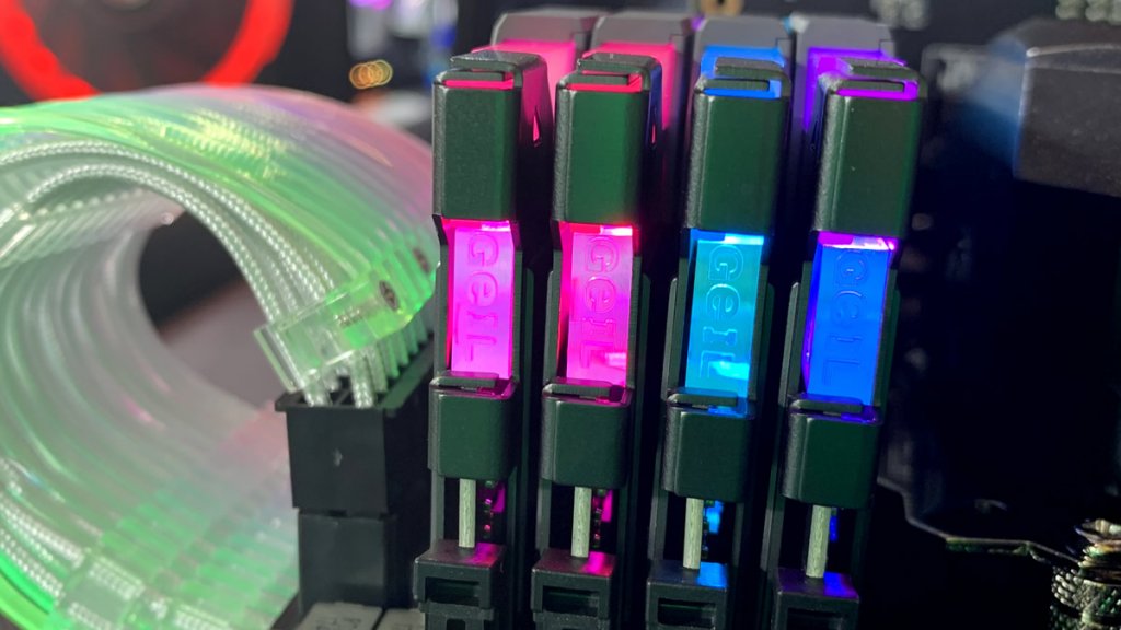 エボいメモリー、AMD Ryzen対応やROG認証をうたうアドレサブルRGB発光