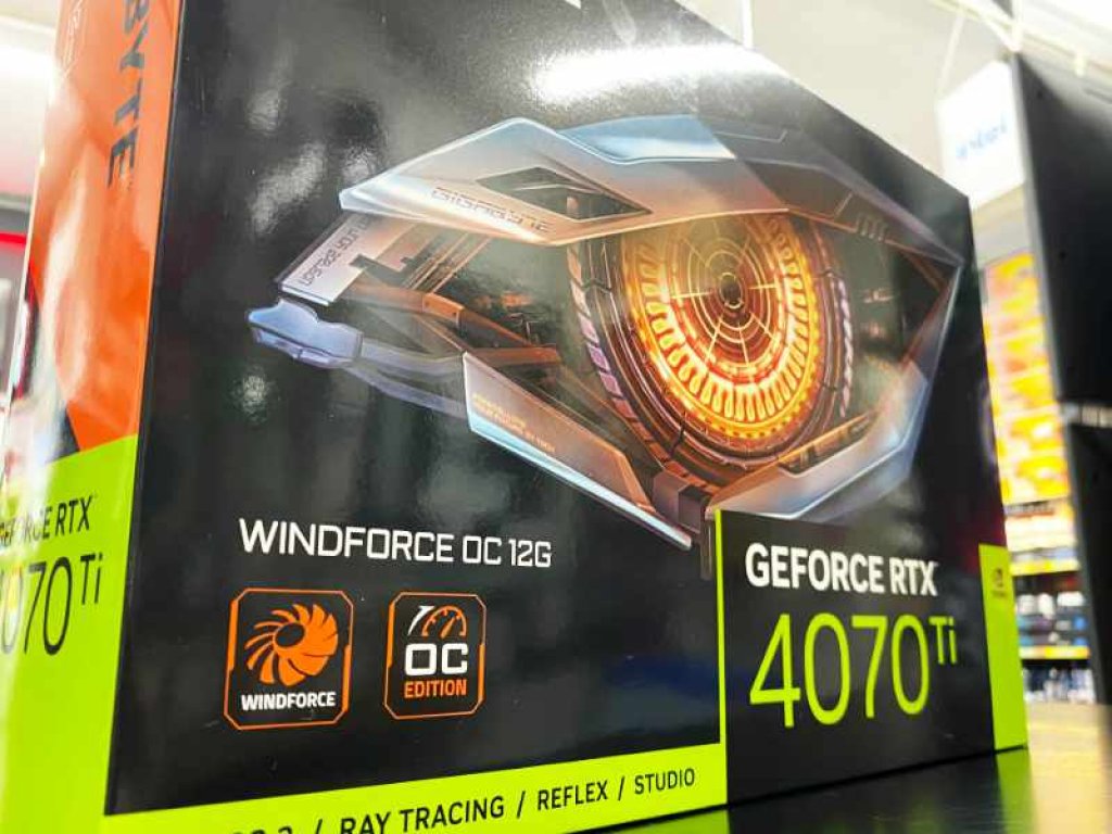 GeForce RTX 4070Tiを搭載した全長261mmコンパクト仕様のグラフィック