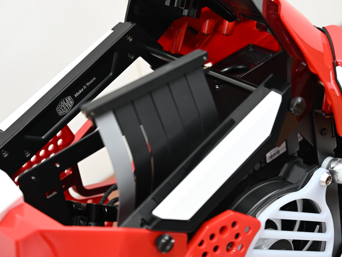 Cooler Master Sneaker X 採用、ユニークなスニーカー型ゲーミングPCが