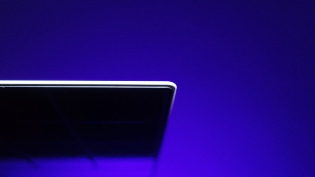 D-GLOWから、氷のような透明感が特徴的な厚さ2.5㎜の薄型ガラスパッド