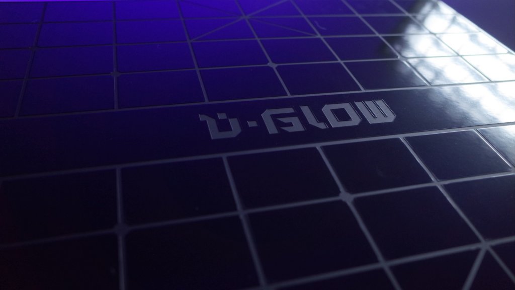 D-GLOWから、氷のような透明感が特徴的な厚さ2.5㎜の薄型ガラスパッド