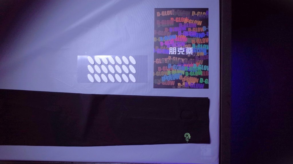 D-GLOWから、氷のような透明感が特徴的な厚さ2.5㎜の薄型ガラスパッド