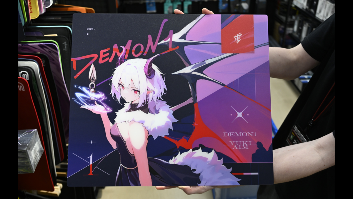 Yuki Aimから、プロゲーマーとコラボしたマウスパッドが素材違い