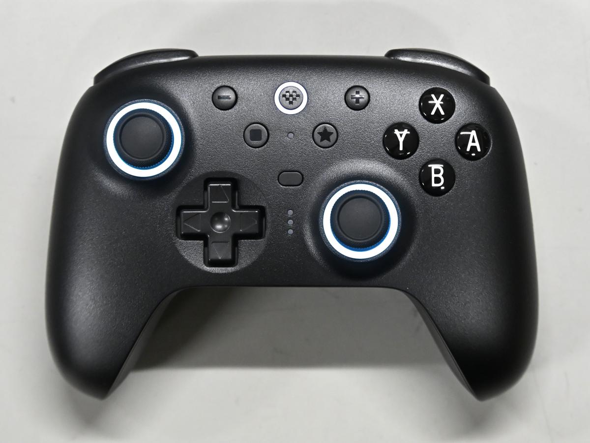 8BitDoから、2タイプの配置から選べるTMRスティック搭載フラグシップ