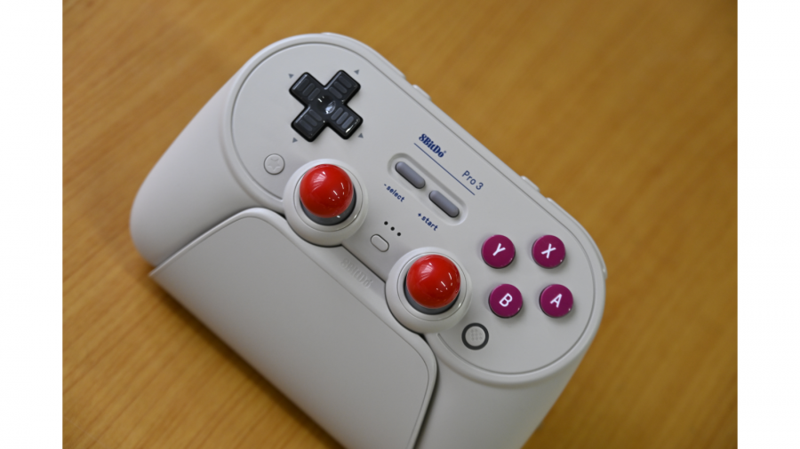 8BitDoから、2タイプの配置から選べるTMRスティック搭載フラグシップ