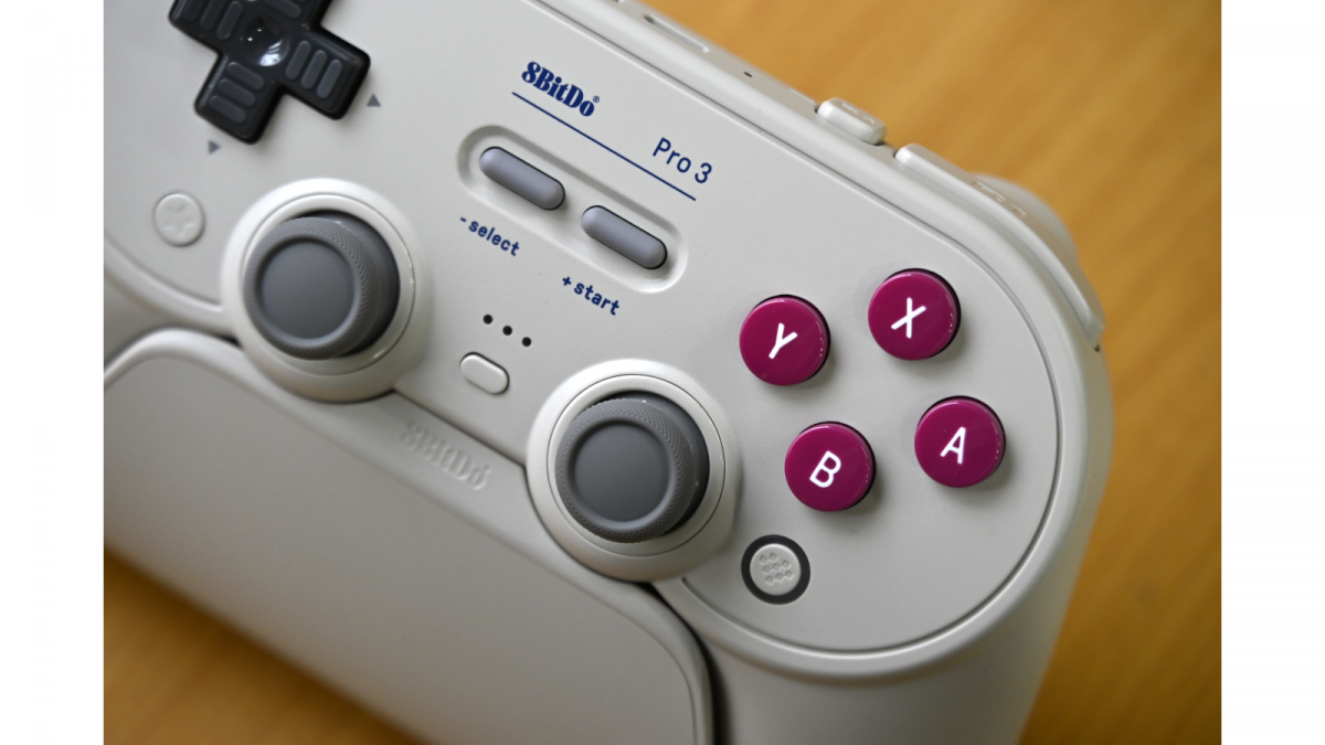 8BitDoから、2タイプの配置から選べるTMRスティック搭載フラグシップ