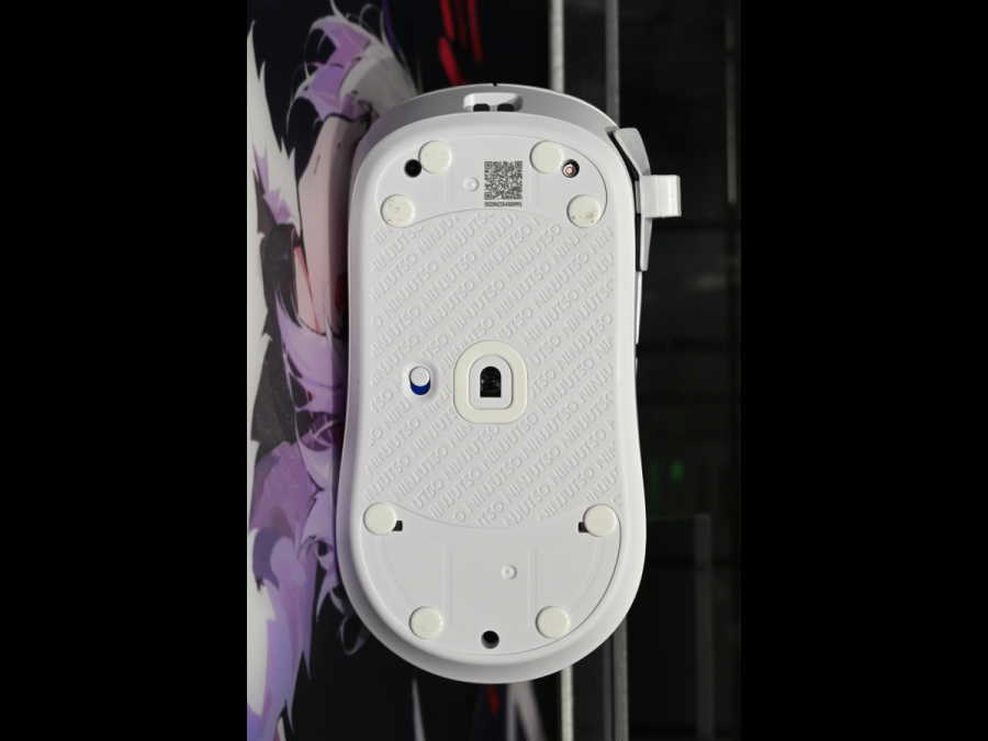 軽さか、安定性か。重量違いで選べるワイヤレスゲーミングマウス