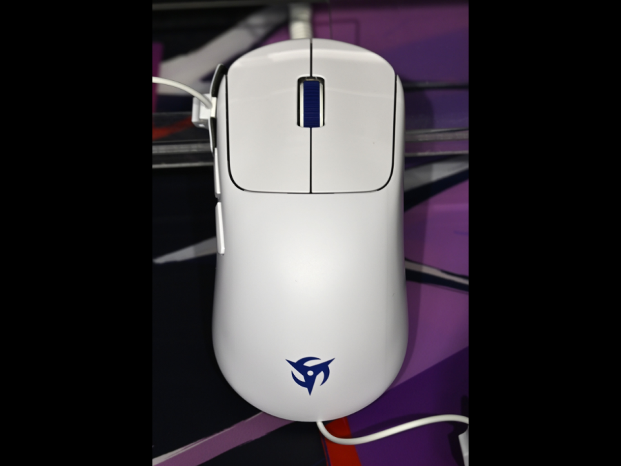 軽さか、安定性か。重量違いで選べるワイヤレスゲーミングマウス