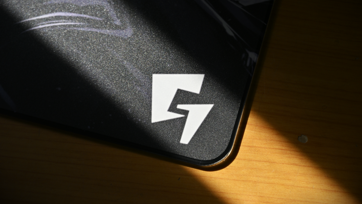 GLSSWRKS」より、日本限定カラーのガラスマウスパッド「GLSSWRKS Zane