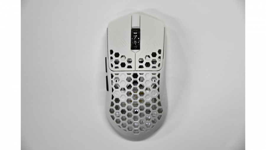 カーボン素材を採用した超軽量40gのゲーミングマウス「AKITSU MEDIUM
