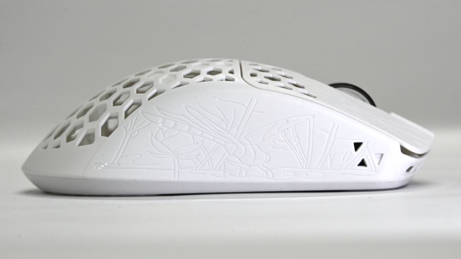 カーボン素材を採用した超軽量40gのゲーミングマウス「AKITSU MEDIUM