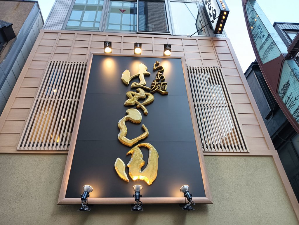 Avus Gearから、イラストが特徴的な厚さ2.5㎜の薄型ガラスパッド『UWI