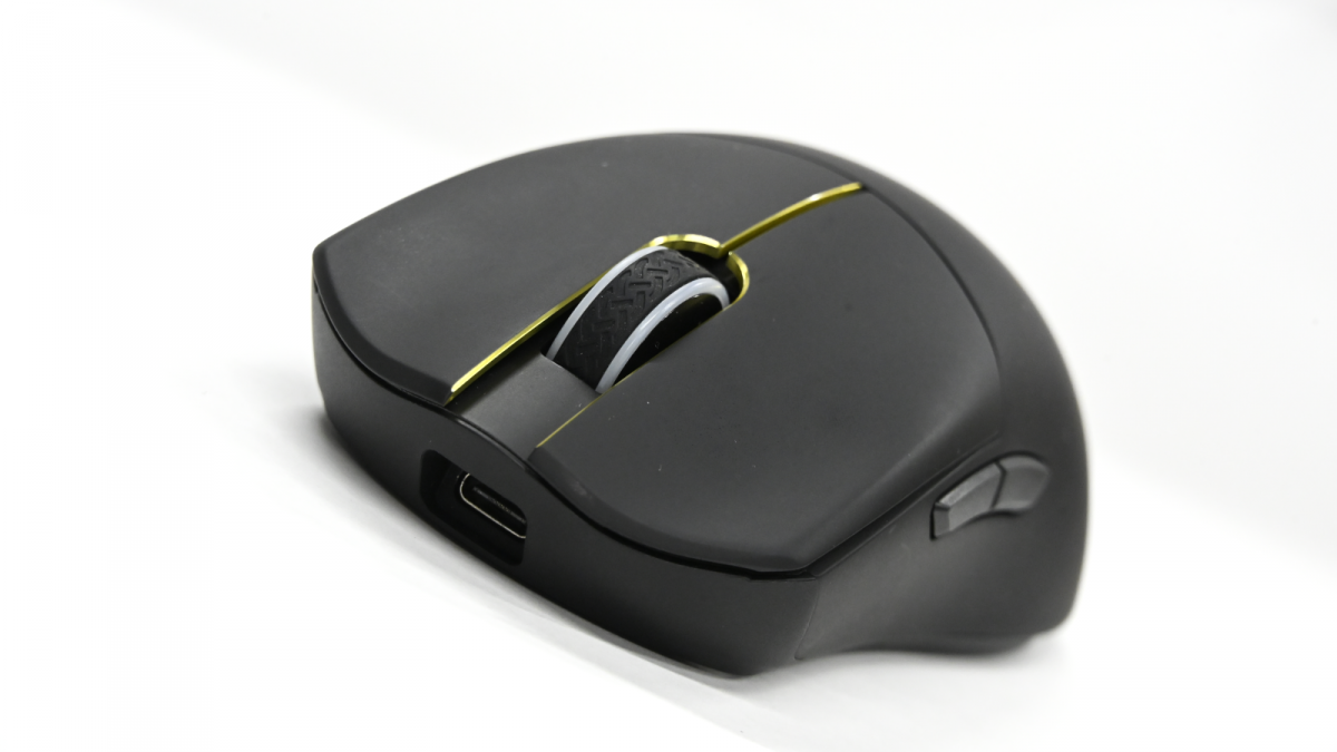 液晶搭載のネコ型ドングルを備えたマグネシウム合金製ゲーミングマウス