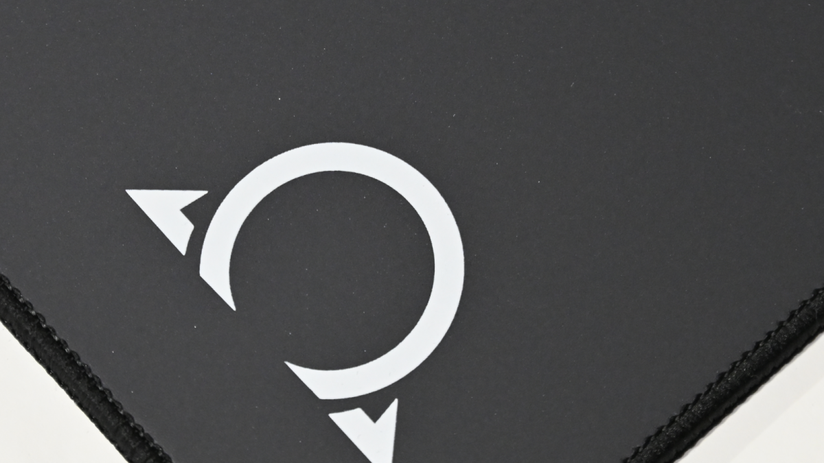 ERRENNIRから、まるでガラスのような高い滑走速度が特徴の布製マウス