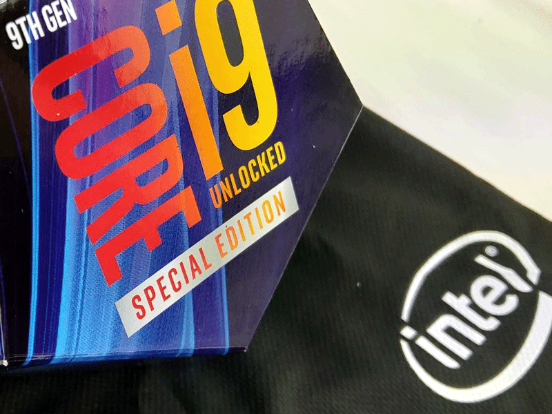 久々のサッカーボール箱、全コア5GHz動作の限定モデル「Core i9-9900KS