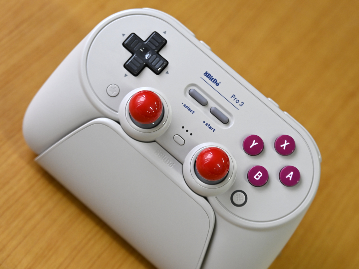 コントローラー3つ 8BitDoから、2タイプの配置から選べるTMRスティック搭載フラグシップ
